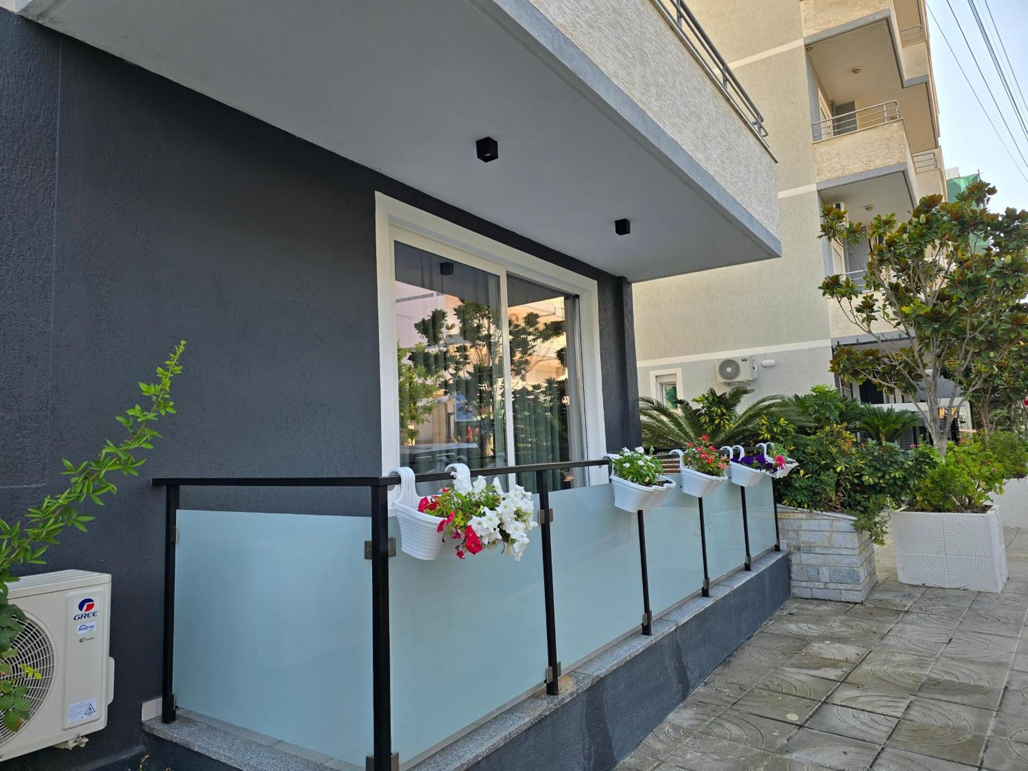 F&J Hotel Sarandë Exterior foto